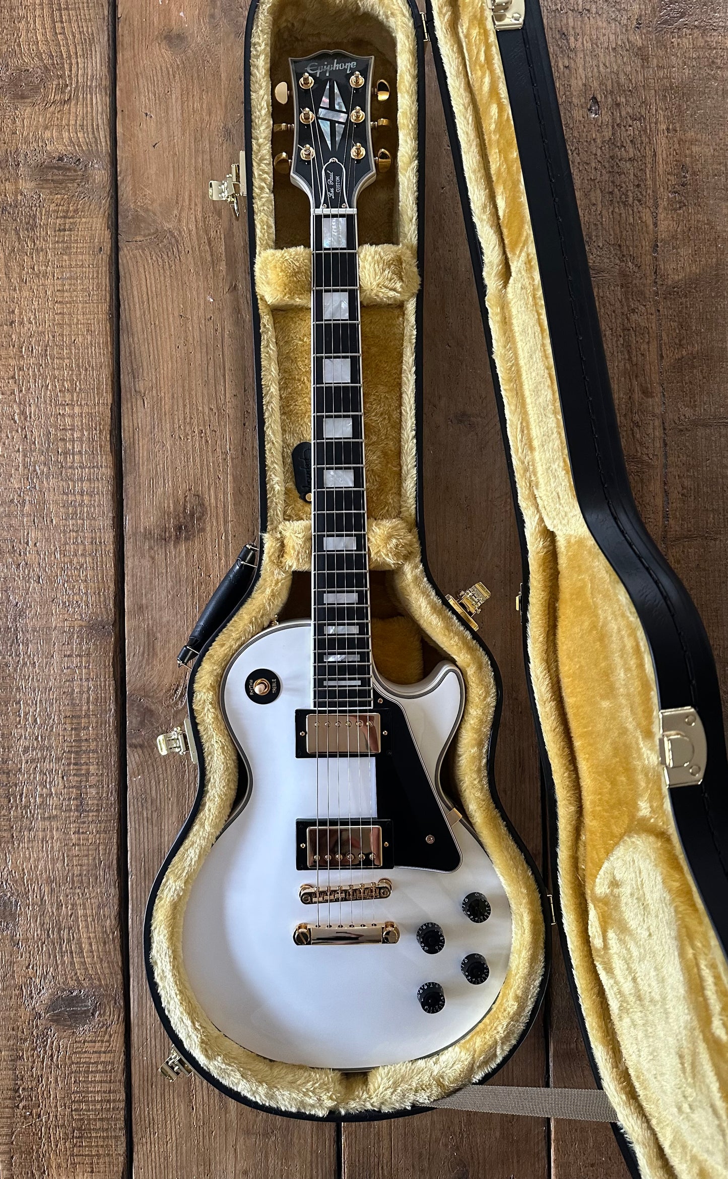 Epiphone “Inspired by Gibson” Les Paul Custom - Alpine White | Tonebay