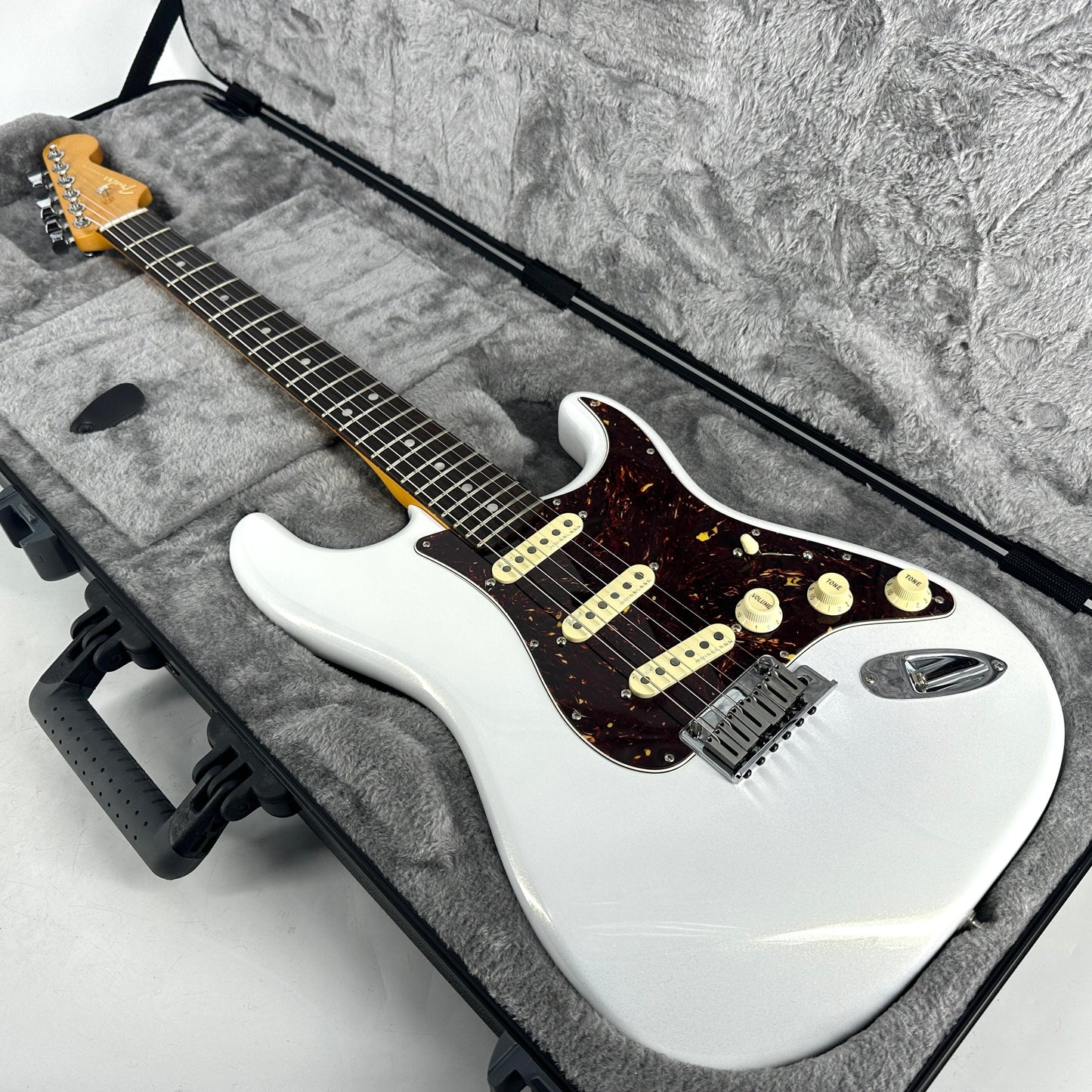 2021 Fender American Ultra Stratocaster – Arctic Pearl | Tonebay