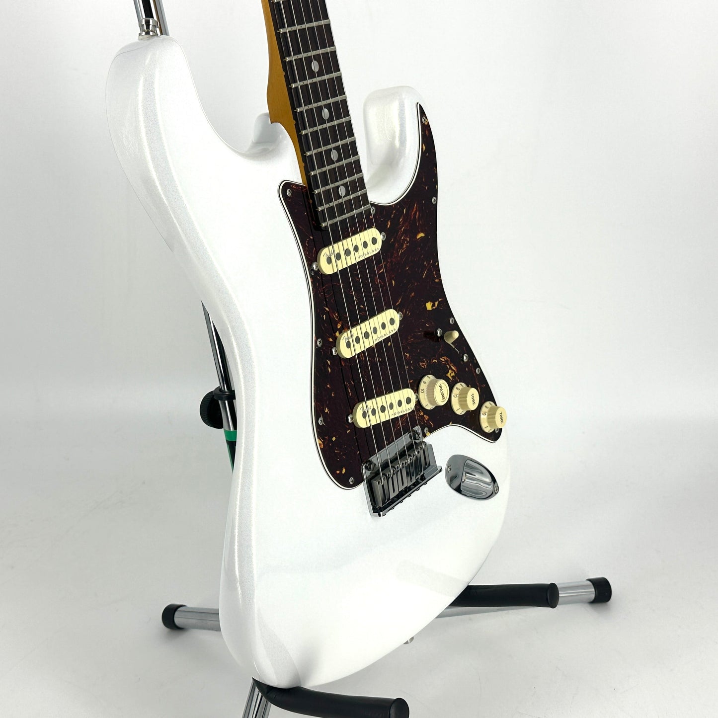 2021 Fender American Ultra Stratocaster – Arctic Pearl | Tonebay