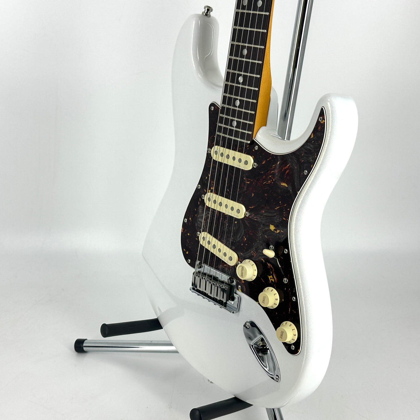 2021 Fender American Ultra Stratocaster – Arctic Pearl | Tonebay