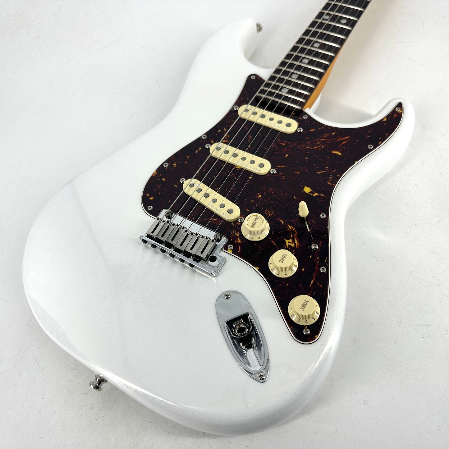 2021 Fender American Ultra Stratocaster – Arctic Pearl | Tonebay
