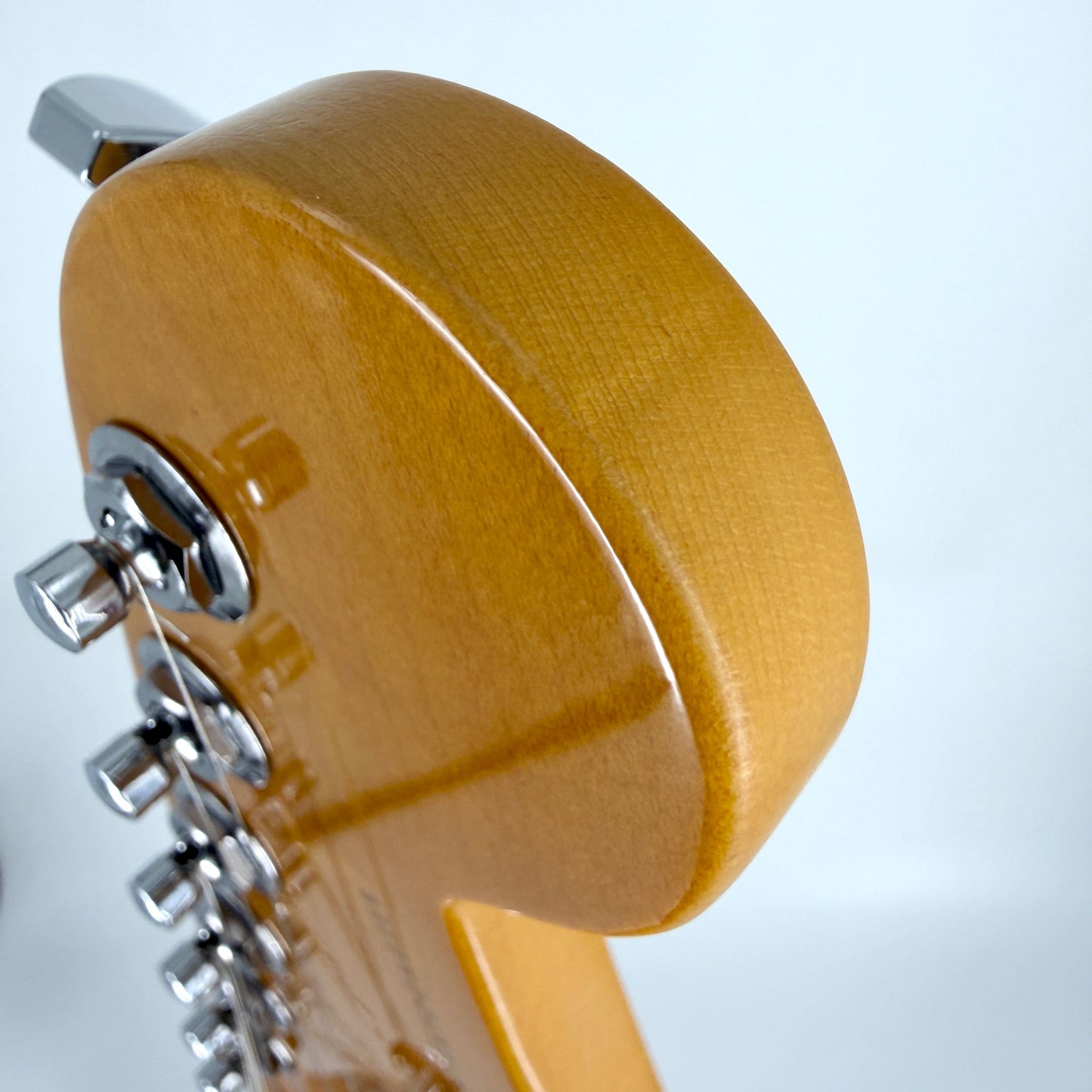 2023 Fender American Ultra Stratocaster – Arctic Pearl | Tonebay