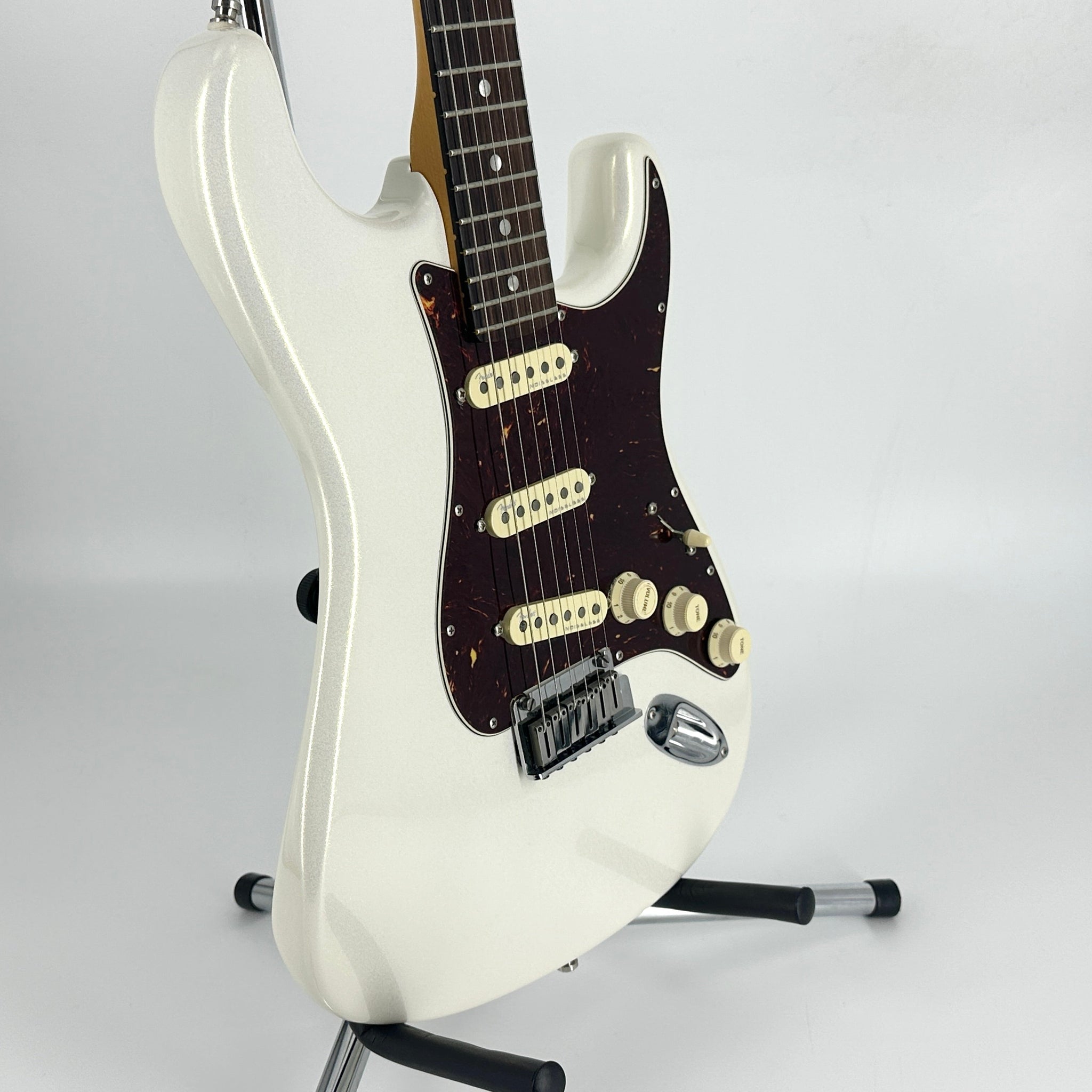 2023 Fender American Ultra Stratocaster – Arctic Pearl | Tonebay