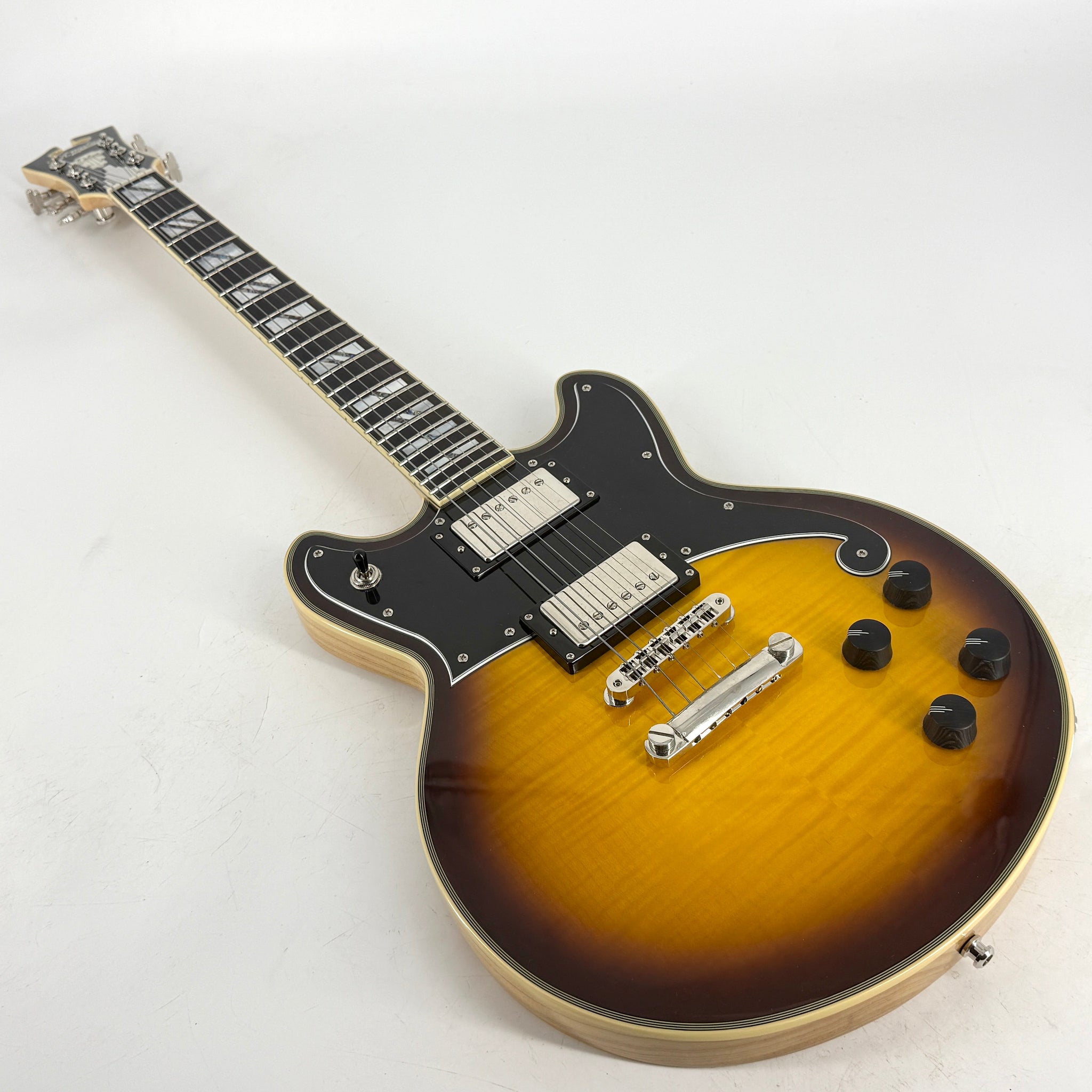 2022 D'Angelico Deluxe Brighton - Vintage Sunburst | Tonebay